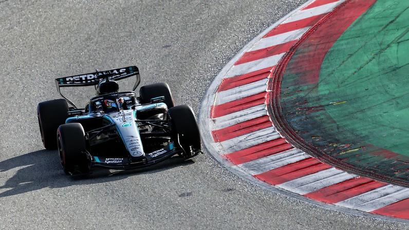 Mercedes afirma motor dentro das regras e alfineta rivais