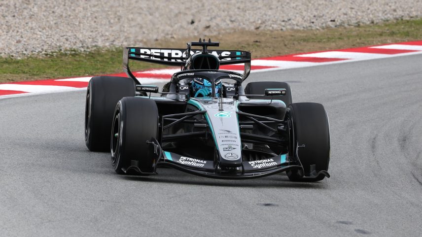 George Russell guia carro da Mercedes na F1 2026, durante shakedown em Barcelona — Foto: Divulgação/Mercedes