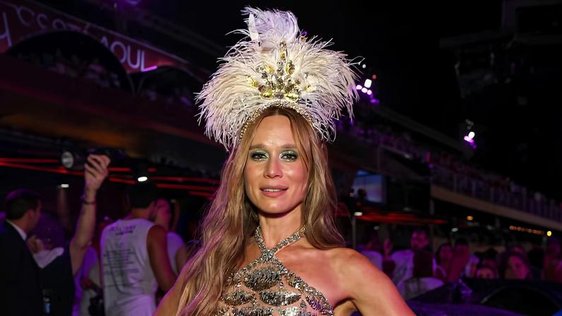 Mariana Ximenes brilha na Sapucaí com vestido nude em tom de escamas