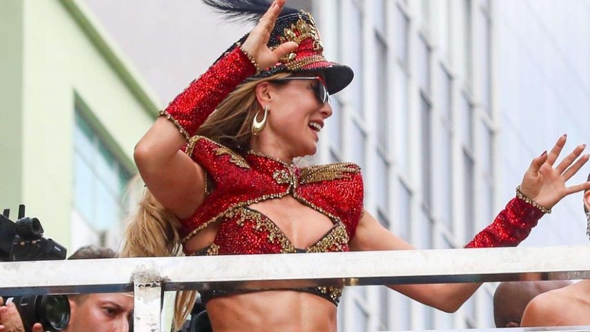 Mariana Ximenes curte bloco de Anitta em 15 fotos