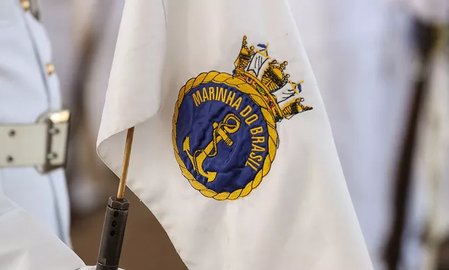 Bandeira com o distintivo da Marinha | Marcos Corrêa/PR