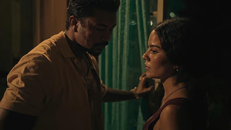Xamã e Bella Campos no filme 'Cinco Tipos de Medo' — Foto: Divulgação