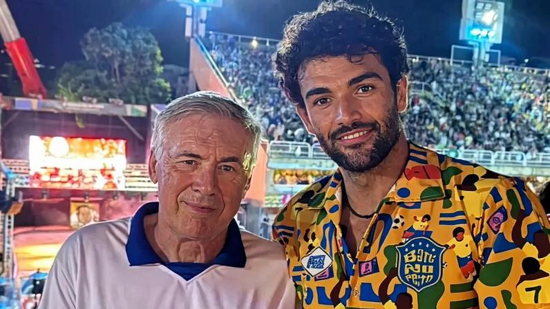 Ancelotti assiste desfile de carnaval ao lado do tenista Matteo Berrettini