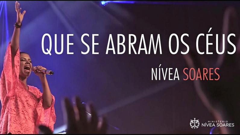 Imagem de Nívea Soares durante apresentação da música