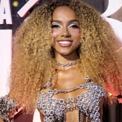 Mayara Lima aposta em look com correntes para o domingo na Sapucaí