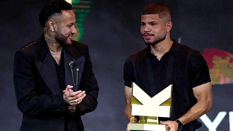 Lipão, do Brasil e da FURIA, recebe prêmio das mãos de Neymar (Foto: Divulgação)