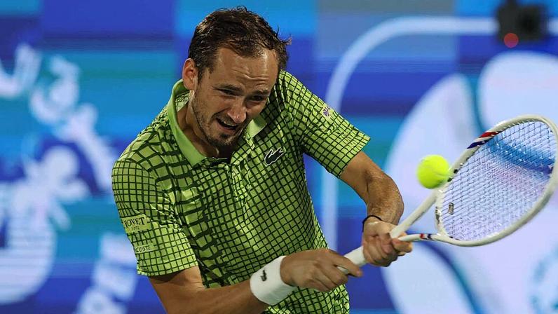Medvedev conquista 2º título em Dubai após desistência de Griekspoor