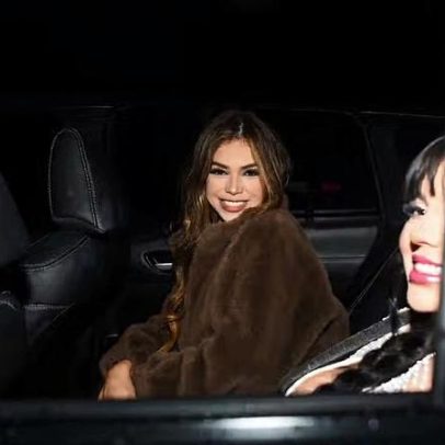 Melody chega com irmã para trio elétrico de Pedro Sampaio