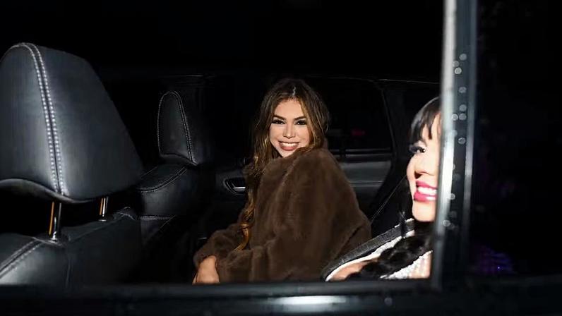 Melody chega com irmã para trio elétrico de Pedro Sampaio