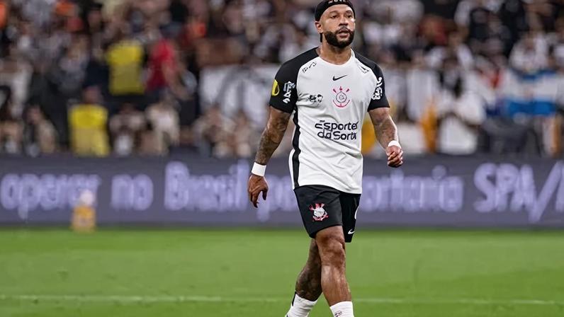 Memphis Depay escorrega e erra pênalti contra o Palmeiras