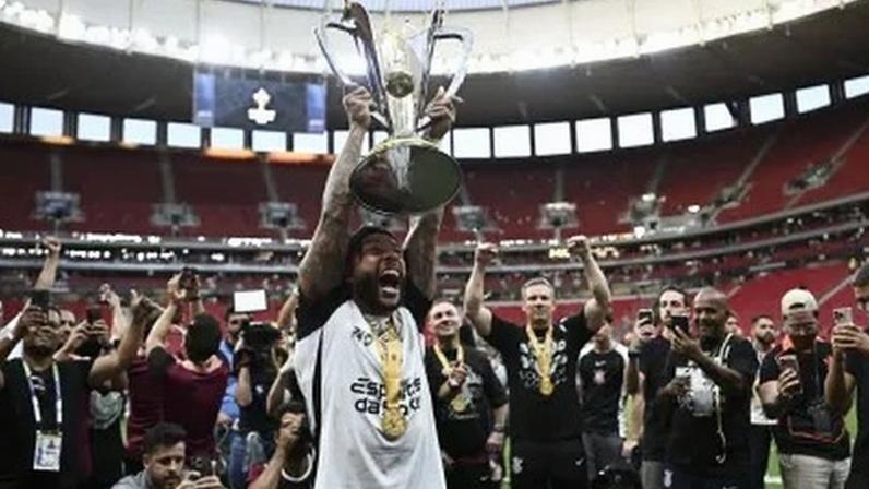 Memphis Depay levanta o troféu de campeão da Supercopa do Brasil pelo Corinthians após vitória sobre o Flamengo