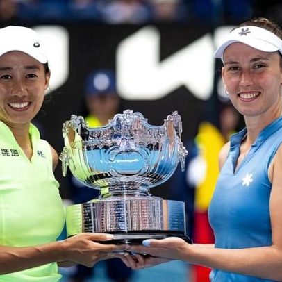 Mertens mostra troféu do Australian Open a seus cães e incentiva adoção
