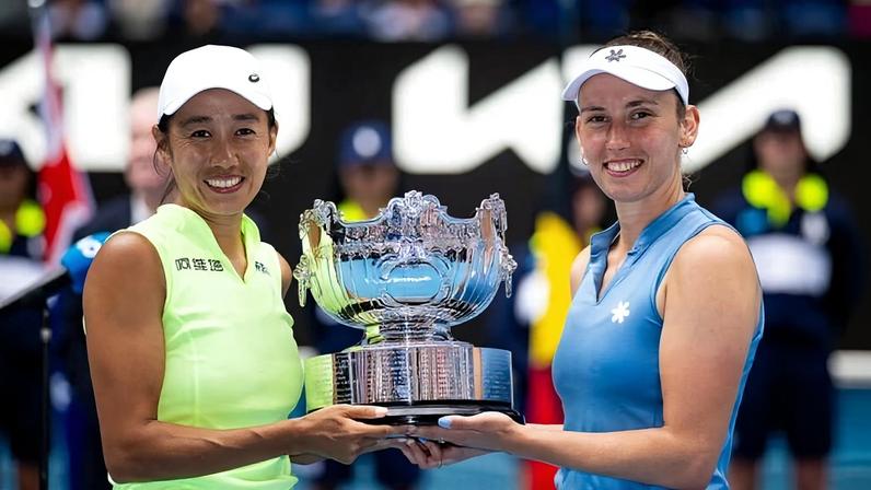 Mertens mostra troféu do Australian Open a seus cães e incentiva adoção