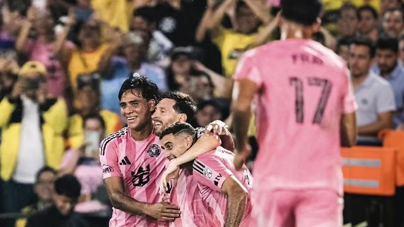 Messi comemora com os colegas o primeiro gol do Inter Miami contra o Barcelona de Guayaquil — Foto: Twitter/Inter Miami
