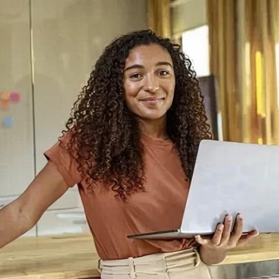 British Council oferece bolsas integrais de mestrado para mulheres