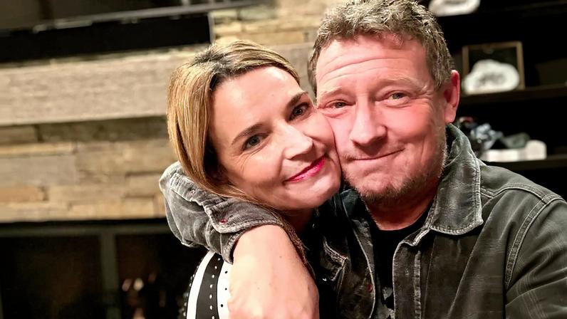 Marido de Savannah Guthrie, Mike Feldman, visita emocionado elenco do Today