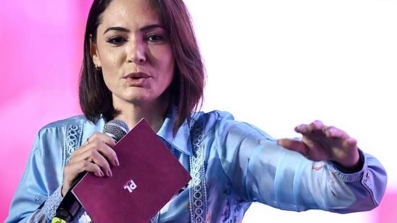 Michelle é cobrada nas redes por ocultar Flávio e elogiar Tarcísio