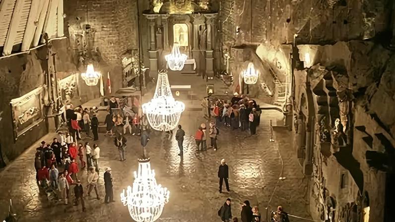 Polônia: visitantes lambem paredes da Mina de Sal Wieliczka