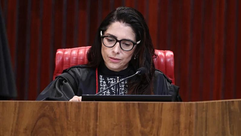 Nova relatora assume ação no TSE contra escola de samba que homenageará Lula