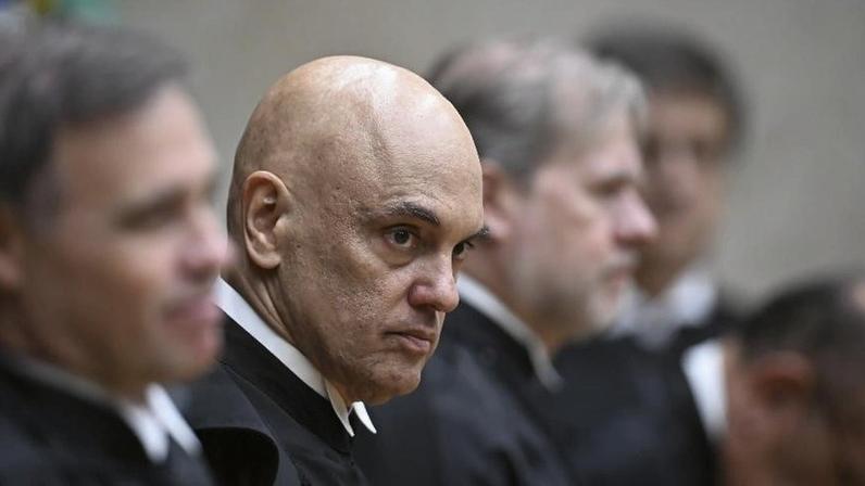 Moraes determinou ontem o cumprimento de mandados de busca e apreensão pela PF no inquérito que apura o suposto vazamento de dados de ministros do Supremo e familiares