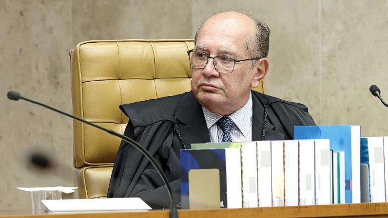 Ministro Gilmar Mendes durante sessão no plenário do STF