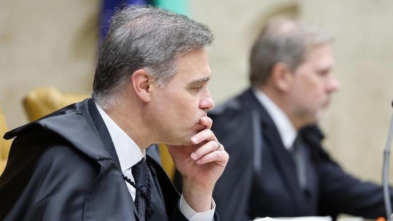 Ministros do STF André Mendonça (à esquerda) e Dias Toffoli no plenário do STF