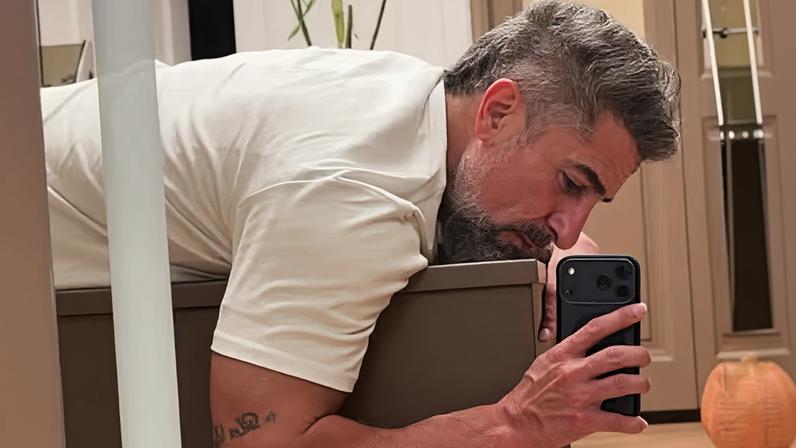 Marcos Mion: crise de hérnia de disco leva apresentador a deitar em móvel