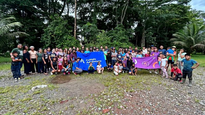 Jovens voluntários durante uma atividade na Bolívia.