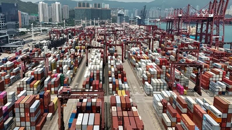 Contêineres em porto chinês: Brasil e China foram os países mais beneficiados com decisão sobre tarifas (Foto: Reuters)