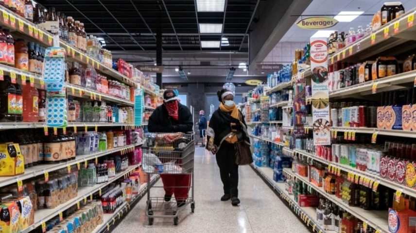 Consumidores nos EUA: inflação segue acima da meta (Foto: Lawrence Bryant / Reuters)
