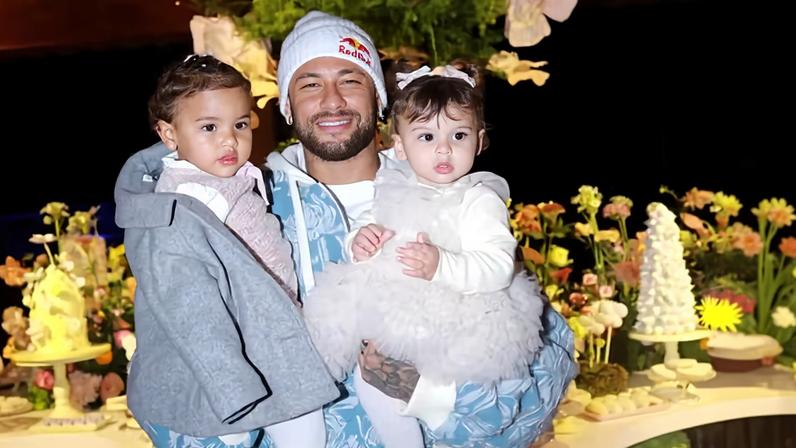Neymar com as filhas Mavie e Helena