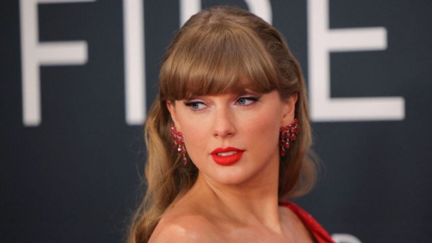 Taylor Swift posa para fotos no tapete vermelho durante cerimônia de entrega do Grammy, em Los Angeles