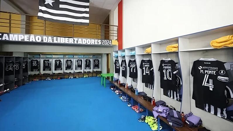 Vestiário do Botafogo no estádio Victor Agustin Ugarte antes do confronto contra o Nacional Potosí pela Libertadores