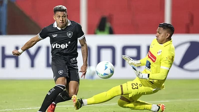 Botafogo perde sexta seguida, mas ainda luta por vaga na Libertadores