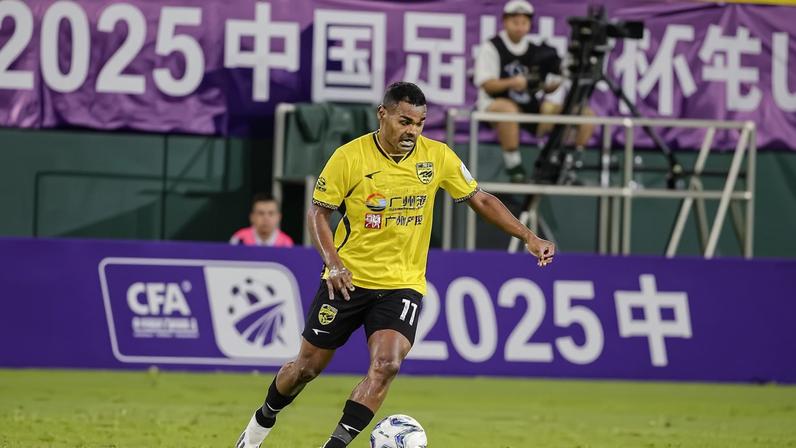 Nikão, ex-Athletico, se reinventa no futebol chinês