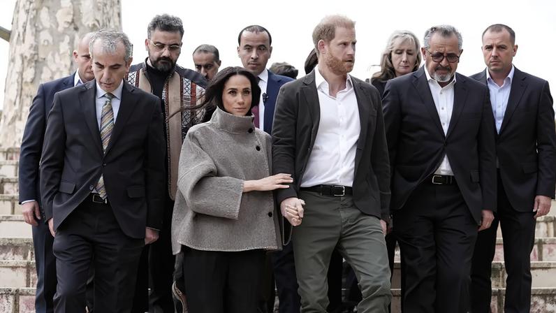 Meghan Markle combina Zara e Chanel em passeio pelo Oriente Médio