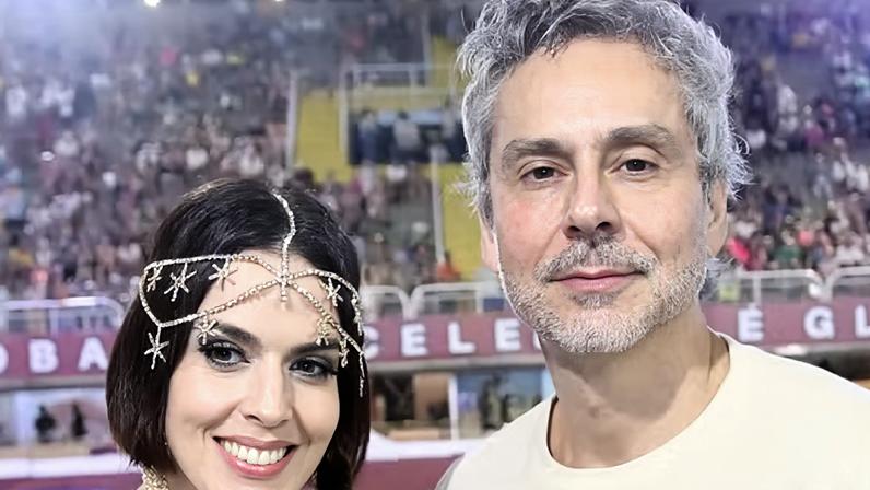 Alexandre Nero comemora aniversário na Sapucaí na companhia da esposa