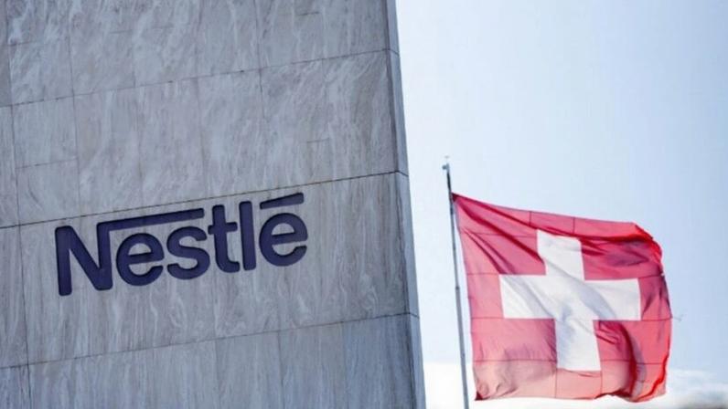 Uma bandeira suíça tremula na sede da Nestlé em Vevey, na Suíça