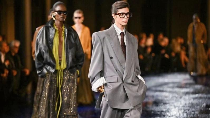 Desfile Saint Laurent na Paris Fashion Week