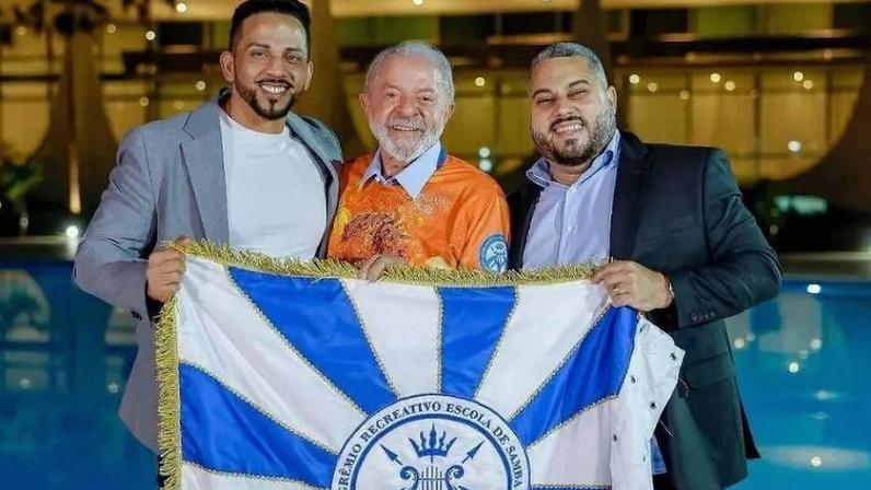 O carnavalesco Tiago Martins e o presidente da Acadêmicos de Niterói, Wallace Palhares, com presidente Lula