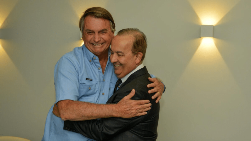 O ex-presidente Jair Bolsonaro abraçando o governador de Santa Catarina, Jorginho Mello