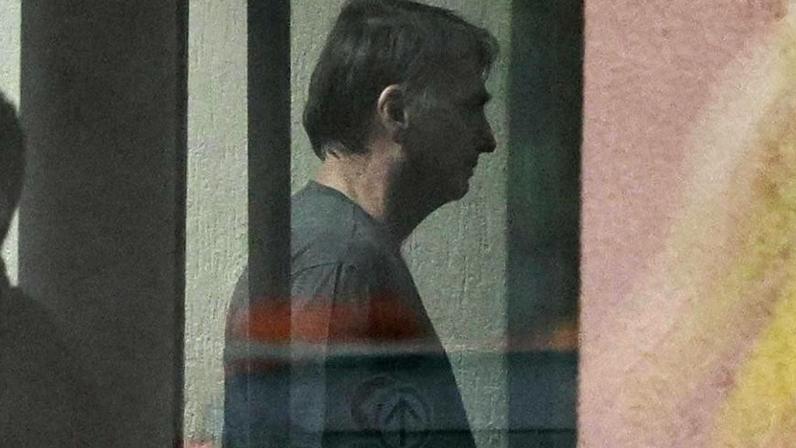 O ex-presidente Jair Bolsonaro (PL), preso na Superintendência da Polícia Federal em Brasília, após receber a visita da ex-primeira-dama Michelle Bolsonaro
