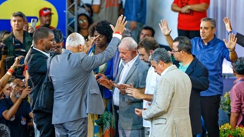 O ex-presidente Lula ora durante encontro com evangélicos em São Gonçalo (RJ), na campanha de 2022