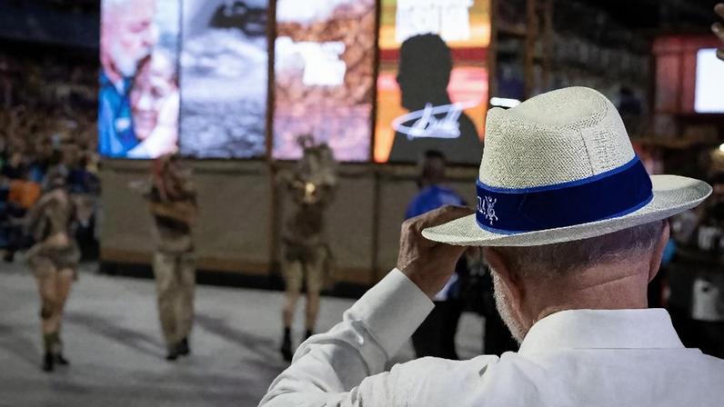 O presidente Lula assiste ao desfile da Acadêmicos de Niterói, com o samba-enredo 'Lula, o operário do Brasil'