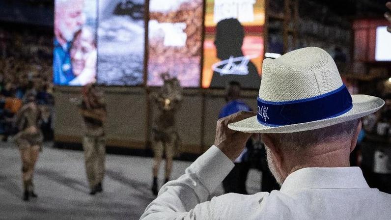 O presidente Lula assiste ao desfile da Acadêmicos de Niterói, com o samba-enredo 'Lula, o operário do Brasil'