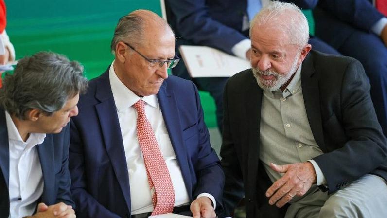 O presidente Lula e os ministros Geraldo Alckmin e Fernando Haddad em lançamento do Plano Safra da Agricultura Familiar 2025/2026