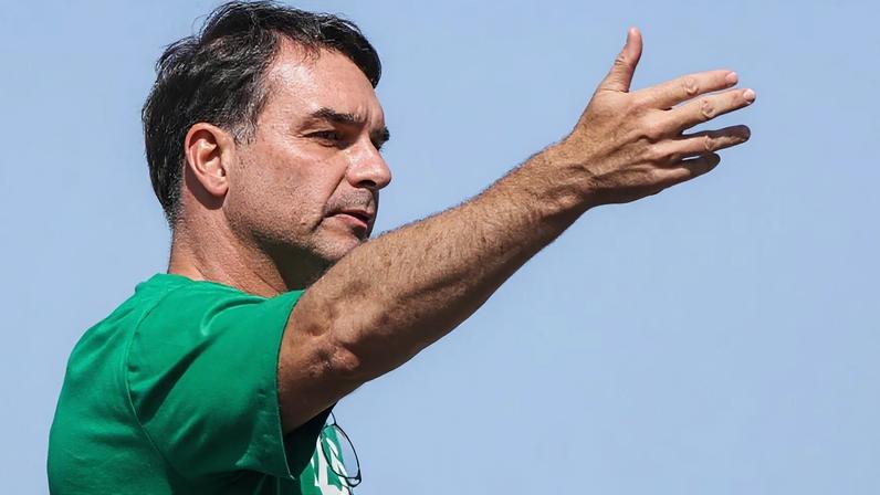 O senador Flávio Bolsonaro (PL-RJ), em agosto de 2025, em ato em Copacabana pela anistia dos condenados pelos atos antidemocráticos do 8/1