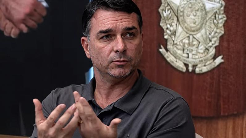 O senador Flávio Bolsonaro (PL-RJ) em entrevista a Leo Dias