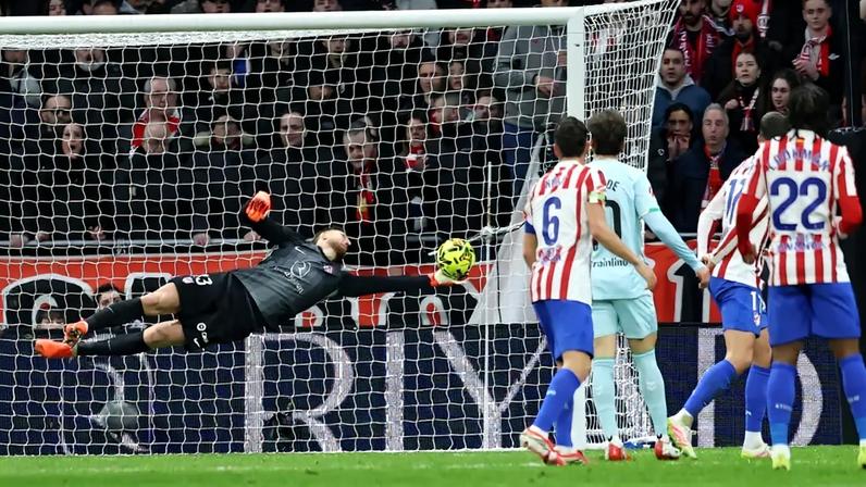 Antony, do Real Betis (#7), faz o primeiro gol da partida contra o Atlético de Madrid, diante de Jan Oblak (Foto: Thomas Coex/AFP)