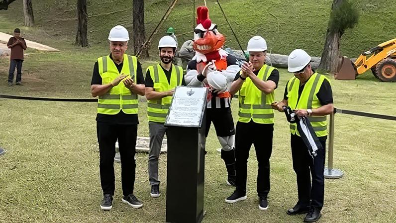 Diretoria do Atlético-MG em lançamento de obras para a base na Cidade do Galo